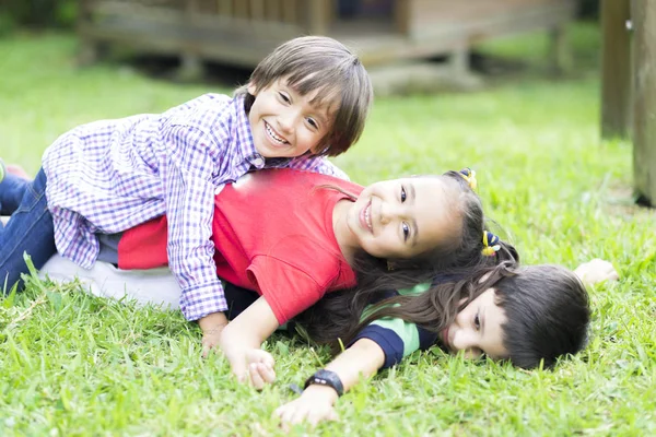Glada barn har roligt i parken — Stockfoto
