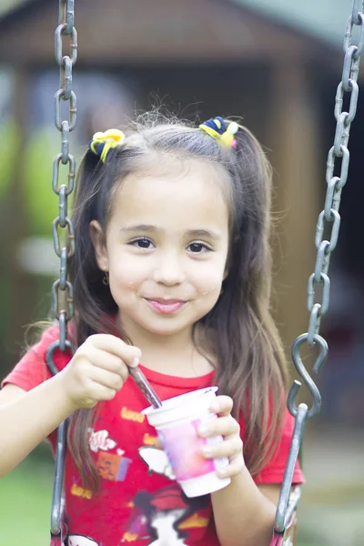 Chica feliz bebiendo leche o yogur — Foto de Stock