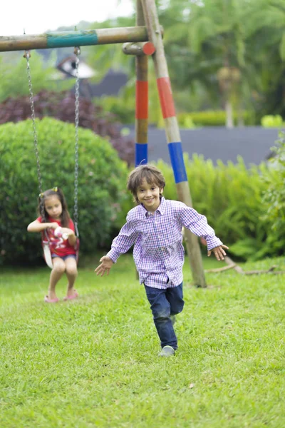 Un băiat fericit alergând în parc — Fotografie, imagine de stoc