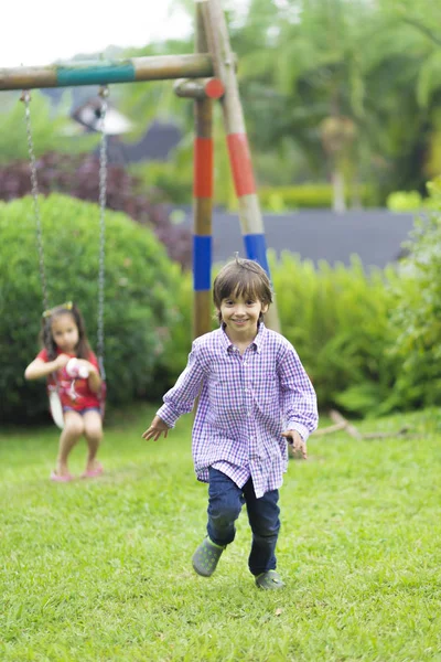 Un băiat fericit alergând în parc — Fotografie, imagine de stoc