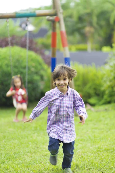Niño feliz corriendo en el parque —  Fotos de Stock