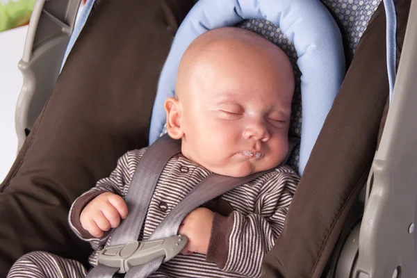 Babyjongen in veiligheid stoel — Stockfoto