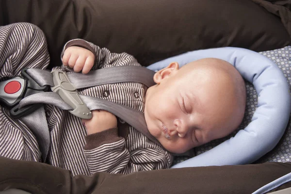 Adorable Niña Comiendo Yogur Bebé Niño Durmiendo Asiento Seguridad — Foto de Stock