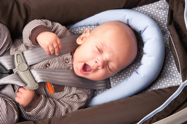 Schattige baby geeuwen — Stockfoto