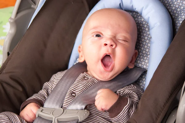 Adorável bebê bocejo — Fotografia de Stock