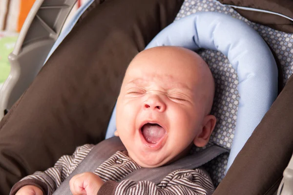 Förtjusande baby gäspningar — Stockfoto