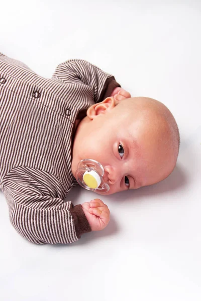Liebenswert baby junge lutschen — Stockfoto