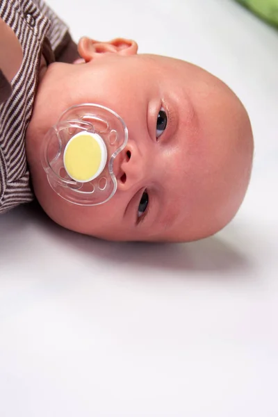 Förtjusande baby boy suger — Stockfoto