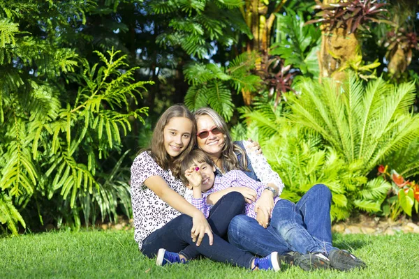 Familia encantadora disfrutando juntos —  Fotos de Stock