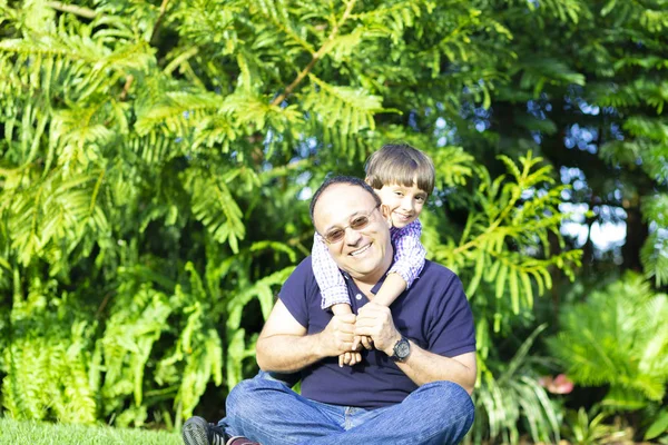 Šťastný otec a dítě se těší — Stock fotografie