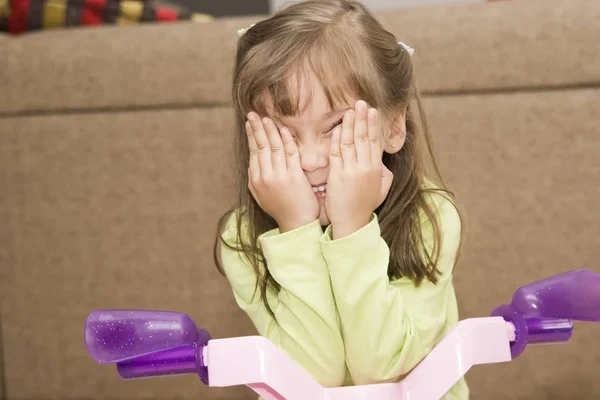 Niña llorando sentada — Foto de Stock