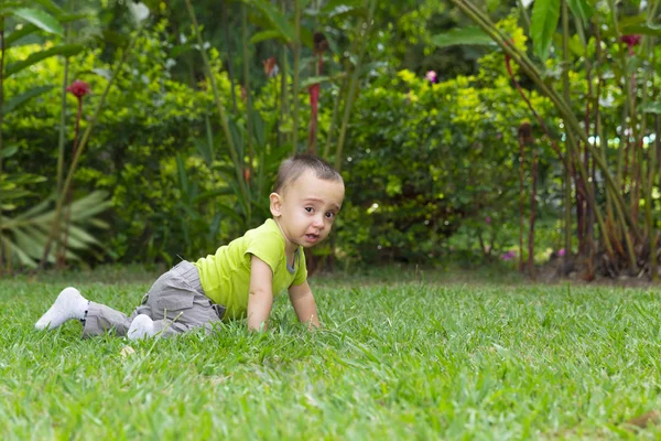 Triste tout-petit garçon pleurant — Photo