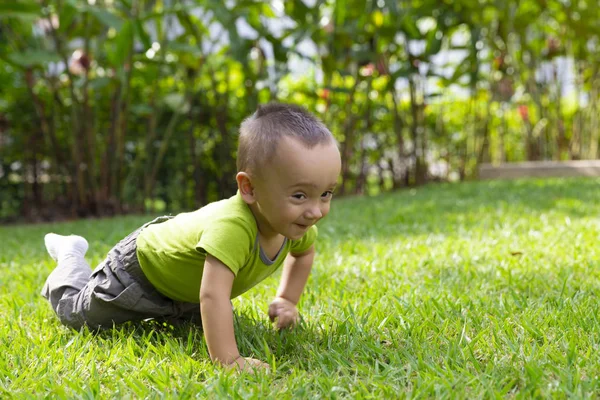 Glückliches Baby, das kriechen lernt — Stockfoto