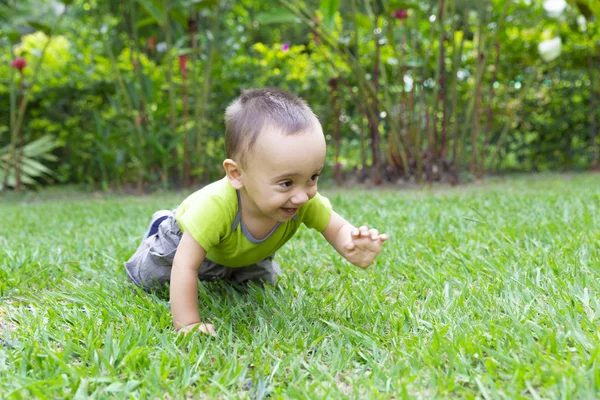 Happy Baby leren kruipen — Stockfoto