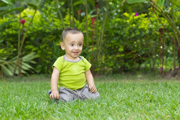 Bebé feliz aprendiendo a gatear — Foto de Stock