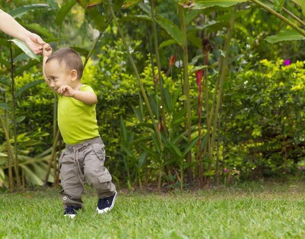 Boldog csecsemő fiú tanul járni — Stock Fotó