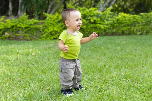 Triste niño llorando — Foto de Stock