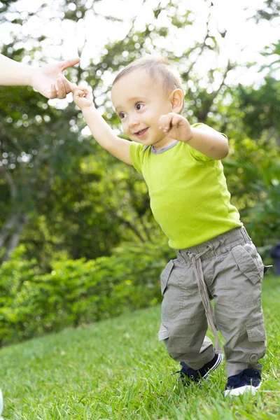 Felice bambino ragazzo imparare a camminare — Foto Stock