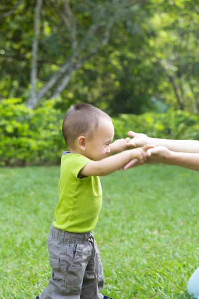 Menino feliz aprendendo a andar — Fotografia de Stock