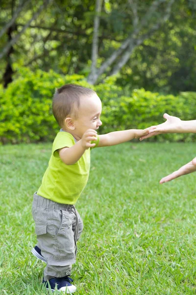 Happy Toddler Boy Learning to Walk — Stock Photo, Image