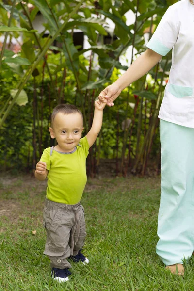 Menino feliz aprendendo a andar — Fotografia de Stock