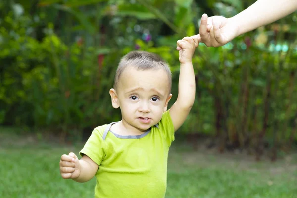 ハッピー幼児男の子歩くことを学ぶ — ストック写真