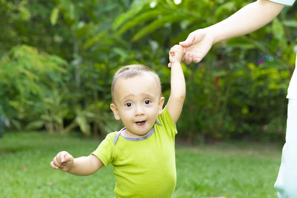 Glücklicher Kleinkind-Junge lernt laufen — Stockfoto