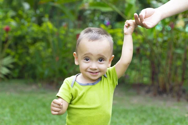 Glücklicher Kleinkind-Junge lernt laufen lizenzfreie Stockbilder