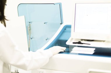 Laboratuvarda dizüstü bilgisayarda çalışan kadın hemşire.