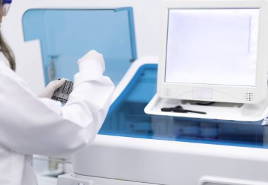 Kan Bankası laboratuarda çalışan insanlar