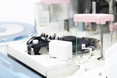 Kan Bankası laboratuarda çalışan insanlar