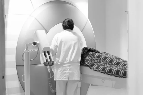 임상에서 Mri 진단에 대비하는 간호사 — 스톡 사진