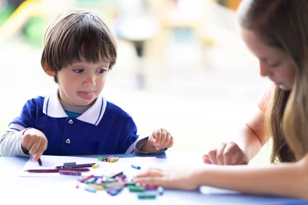 Koncepcja Edukacji Dzieci Cute Girl Boy Siedzi Jego Biurku Malarstwo — Zdjęcie stockowe