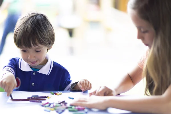 Koncepcja Edukacji Dzieci Cute Girl Boy Siedzi Jego Biurku Malarstwo Zdjęcie Stockowe