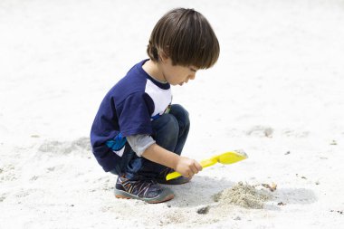 Yazın tadını çıkaran, Mutlu Çocuk Suyla Oynuyor