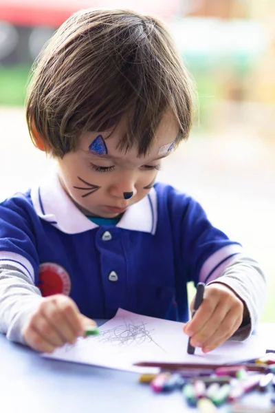 Dzieci Edukacja Concept Lovely Boy Siedzi Przy Biurku Malarstwo — Zdjęcie stockowe