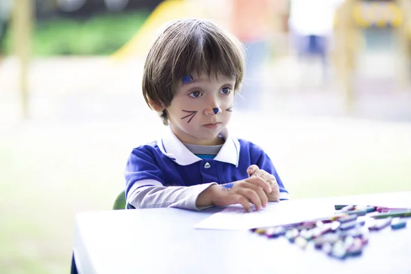 Kinderbildungskonzept Schöner Junge Sitzt Schreibtisch — Stockfoto