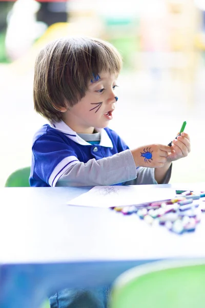 Παιδική Εκπαίδευση Concept Lovely Boy Κάθεται Στο Γραφείο Του Ζωγραφική — Φωτογραφία Αρχείου