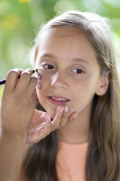 Hermosa Adolescente Recibiendo Cara Pintada Maquillaje Aire Libre — Foto de Stock