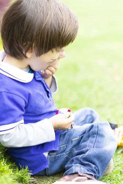 Niño Feliz Comiendo Comida Deliciosa Aire Libre —  Fotos de Stock