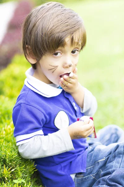 Glückliches Kind Isst Leckeres Essen Freien — Stockfoto