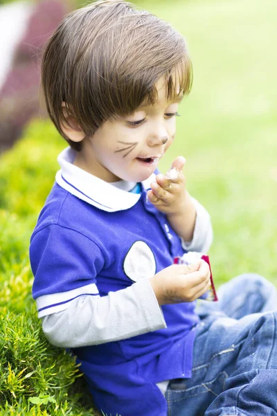 Niño Feliz Comiendo Comida Deliciosa Aire Libre —  Fotos de Stock