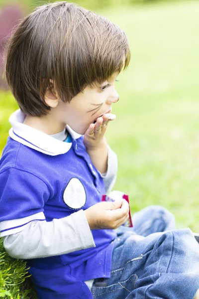 Niño Feliz Comiendo Comida Deliciosa Aire Libre — Foto de Stock