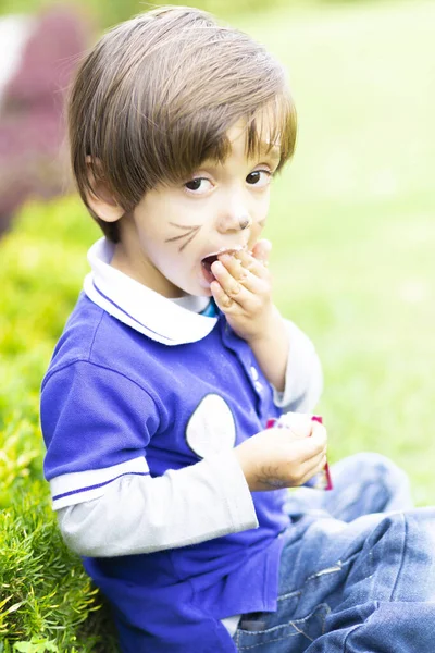 Niño Feliz Comiendo Comida Deliciosa Aire Libre — Foto de Stock