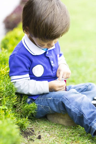 Niño Feliz Comiendo Comida Deliciosa Aire Libre — Foto de Stock