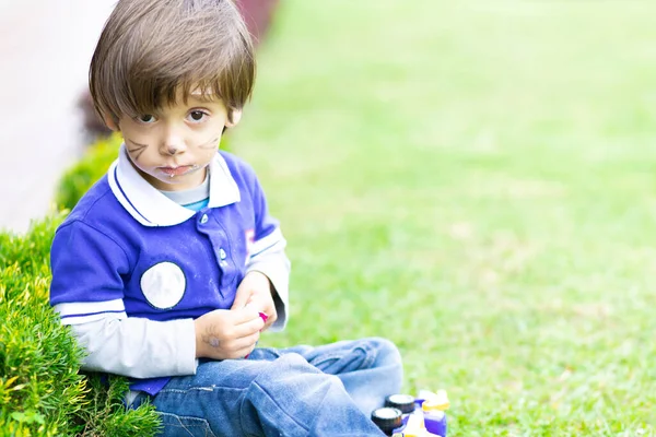 Niño Feliz Comiendo Comida Deliciosa Aire Libre — Foto de Stock