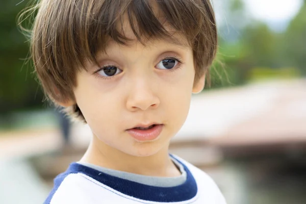 Aproveitando Verão Menino Feliz Brincando Com Água Imagens De Bancos De Imagens Sem Royalties