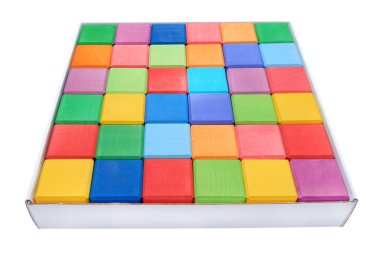 Renkli ahşap bloklar kutusunda