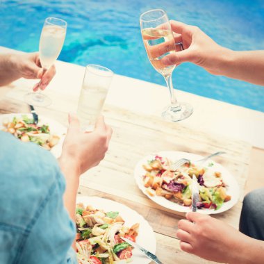 Yüzme Havuzu tarafından partisinde arkadaşları kutlaması