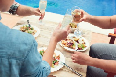 Yüzme Havuzu tarafından partisinde arkadaşları kutlaması